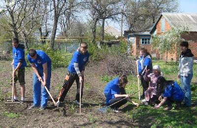 «Тимуровцы» оказывают помощь ветеранам, инвалидам в борьбе с сорной растительностью во дворах и огородах