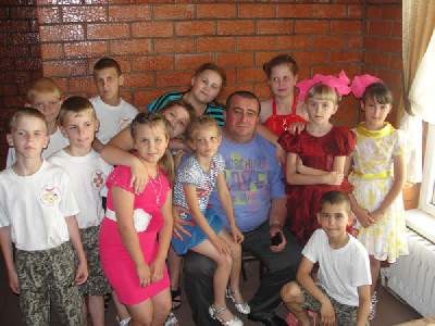 управляющий кафе «Арцах» Гигам Артёмович Исрайлян оказывает помощь ребятишкам реабилитационного центра для несовершеннолетних «Веста»