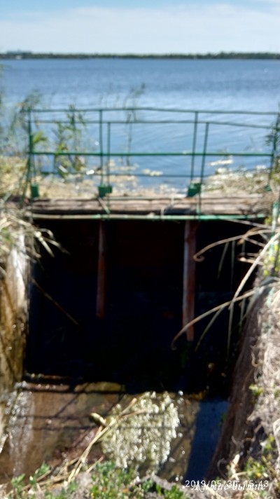 уровень в Староминском водохранилище (река Сосыка) 6,82м! Шлюзы закрыты, сброса воды нет!